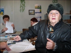 67-летняя винничанка Елена Швец заполняет заявление в кабинете инспектора. Там ей должны выдать талон. На указанное в нем время она должна прийти сюда для оформления субсидии
