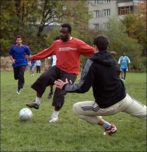 Нападник збірної Нігерії обігрує воротаря-ліванця у півфіналі футбольного турніру представників національних меншин Львова