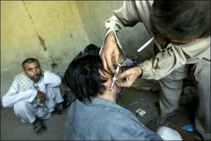 У покинутому приміщенні в столиці Афганістану Кабулі наркоман вводить другові дозу героїну