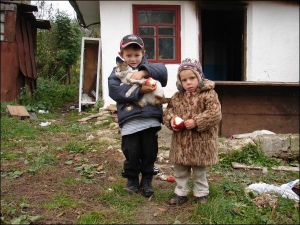Денис Зозуля (справа) со своим другом во дворе сожженного дома. После пожара он очень испугался и теперь не разговаривает
