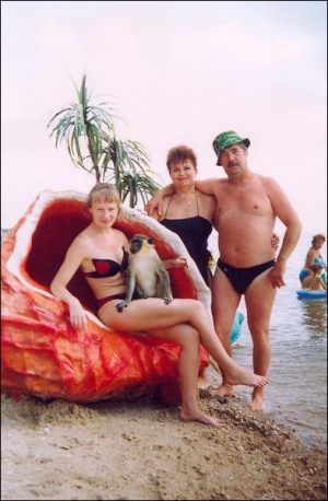 Олена й Олександр Леськови на Азовському морі влітку 2006 року. Зліва їхня донька Анастасія