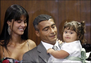 Ромарио женат в четвертый раз. У него шестеро детей. На фото футболист держит младшую Иви, которая родилась в марте 2005 года. Девочка страдает болезнью Дауна. Слева стоит жена Ромарио, Изабелла