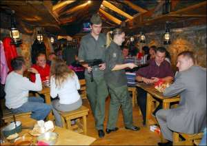 У ресторан у стилі криївки воїнів УПА пускають і росіян. Але на вході дають випити для сміливості