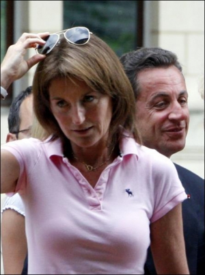 10 червня цього року під час першого туру президентських виборів Сесилія Саркозі приїхала на виборчу дільницю з чоловіком. У другому турі Ніколя голосував сам