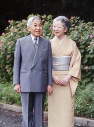 Японский император Акихито с императрицей Митико гуляют в парке возле своего дворца. 1 апреля 2007 года