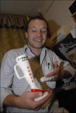 Максимові Демському друг Артем подарував на день народження чашку ”Гурман женских ножек”