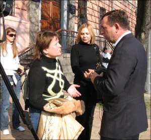 На выходе из Киевского апелляционного суда львовянка Светлана Кратюк просит бывшего мужа Петра не сажать сына Антона в тюрьму