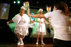 75-летняя Анна Малкина-Шумаер выступает на конкурсе талантов в соревновании ”Ваше Величество Бабушка” в Нью-Йорке