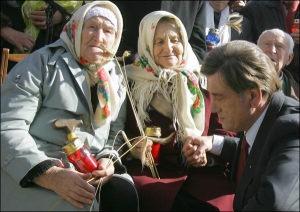 В поселке Покотиливка под Харьковом президент Виктор Ющенко общается с людьми, которые помнят Голодомор