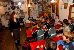 30-річна Софія Солтівська проводить урок християнської етики у футбольному класі львівської школи №73. Вона закінчила Люблінський католицький університет у Польщі