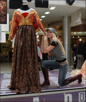 Співачка Катя Шалаєва з гурту ”Стереоліза” приміряла плаття, яке носили молоді італійки в епоху Відродження