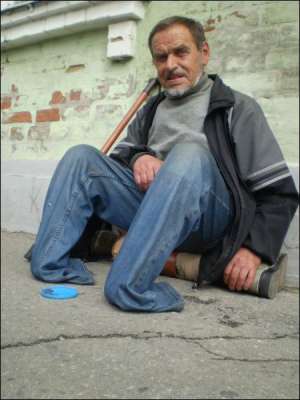 Ігор Носіков із Тернопільщини просить милостиню в Полтаві неподалік центрального ринку