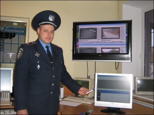 В обласному управлінні ДАІ інспектор Володимир Худолій показує пульт чергового, куди передають інформацію камери спостереження. На великому екрані вгорі чотири монітори. Вони відображають дві ділянки дороги — напрям на Золотоношу та Канів. Дві ліві камери