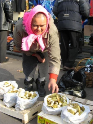 Галина Кириченко продает зеленушки на Центральном рынке Черкасс по 6 и 7 гривен за килограмм
