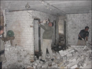 Рабочие фирмы ”Вагра” разбивают подвалы в 9-этажке на Подоле
