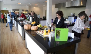 В ресторане при Уэйнингенском университете в Голландии стоят кассовые аппараты для самостоятельного расчета клиентов