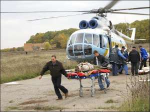 Працівники полтавського управління МНС під час навчання допомагають потерпілим після падіння вертольота. У справжніх умовах замість кількох годин рятувальна акція може тривати кілька днів