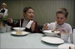 Учні загальноосвітньої школи №10 на Подолі (вул. Костянтинівська, 37) їдять запіканку з сиром на обід. Вага учнівських сніданків і обідів у цій школі не зменшилась