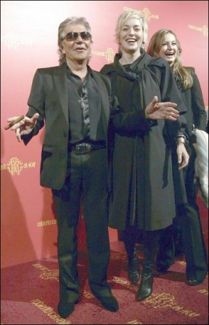 Роберто Каваллі та його дружина Єва Дюринґер разом із голлівудською актрисою Шерон Стоун (у центрі) під час сніданку на честь нової колекції модельєра в Римі