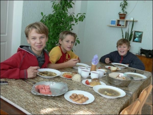 Ілля і Стас Піотровські та Артур Лукманов обідають у дитбудинку в Умані. За кілька годин хлопці поїдуть до Києва, а звідти — до Іспанії, де на них чекають прийомні батьки