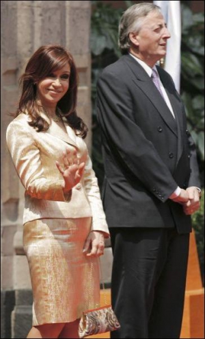 Президент Аргентины Нестор Киршнер с женой Кристиной во время трехдневного визита в Мексику в июле этого года 