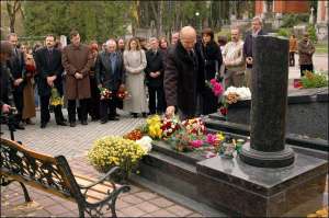 Член Общества Льва Андрей Кирчив кладет цветы на могилу журналиста Александра Кривенко на Лычакивском кладбище во Львове