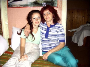 Марія Пазуханич із донькою Світланою у власній квартирі в Ужгороді. Жінка боїться морозів, каже, що може замерзнути 