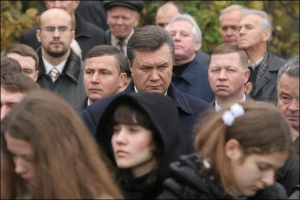 Віктор Янукович під час покладання квітів до Могили Невідомого солдата у парку Слави в Києві 28 жовтня 2007 року. Позаду нього стоять керівник Державної служби охорони Валерій Гелетей (ліворуч) і особистий охоронець прем’єр-міністра (праворуч)