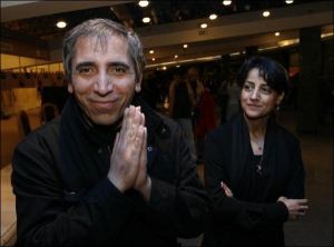 Иранский режиссер Мохсен Махмальбаф с женой Мезиех в холле столичного дворца ”Украина”. На 37-ом Международном кинофестивале ”Молодость” он возглавлял жюри 