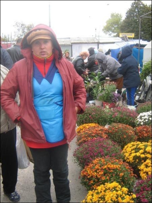 Надежда Ставицкая говорит, что хризантемы будут цвести до декабря, если не ударят сильные морозы