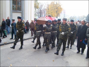 Гроб с прахом украинского солдата Степана Хапикало переносят из Пантелеймоновского храма на Аллею славы в Полтаве