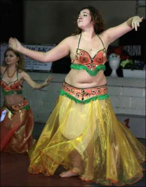 Участницы Международного фестиваля классического ”танца живота” ”Восточная звезда–2007” выполняют элемент ”египетский шаг”