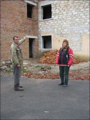 Владимир и Галина Павлюк около новой ”коробки”, которую возводят на месте разрушенного дома в Кирнасовке  Тульчинского района Винницкой области