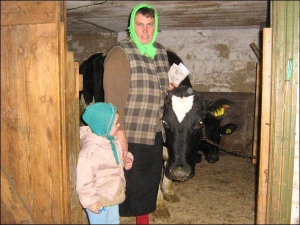 Оксана Заболотна з села Худяки Черкаського району біля  корови Горошини, яку з чоловіком отримали у травні. Поруч із жінкою 2-річний син Ілля