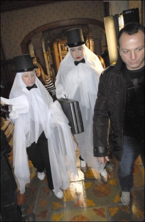 Андрей Данилко (справа) в образе Верки Сердючки и актриса Инна Белоконь в образе его мамы идут из гримерки на съемочную площадку киностудии имени Довженко