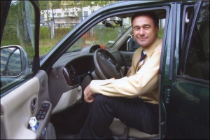 Первый заместитель главы Полтавской облгосадминистрации Иван Близнюк сидит за рулем служебного джипа ”Митсубиси Паджеро”. У него есть  водитель, но больше любит ездить сам