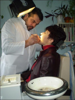 38-летний Андрей Манич из медицинской амбулатории Стасив Диканского района один на четыре села стоматолог