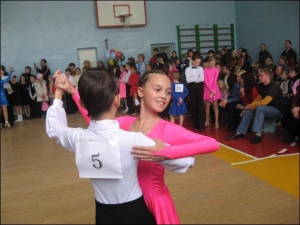 На уманському чемпіонаті зі спортивних бальних танців у групі до 11 років виступає пара уманчан Валерія Регута та Ярослав Сосонюк. Вони представляють студію бального танцю ”Шарм”