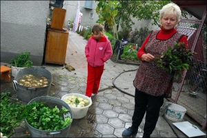 Леся Федишин із 7-річною онукою Софією миють селеру й пастернак на продаж. Коренеплоди вивозять на ”Привокзальний ринок” у Львові