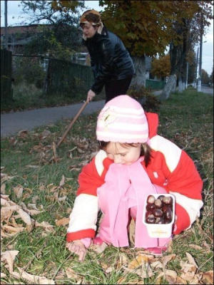 На вулицях Новгорода-Сіверського Вікторія Миненко та її 6-річна донька Тетянка збирають каштани 