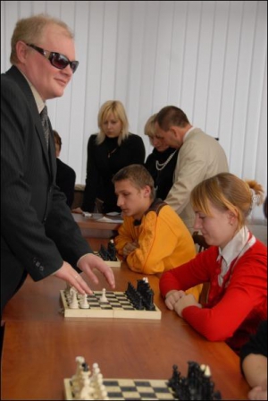 Віце-чемпіон світу з шахів серед сліпих Сергій Васін починає сеанс одночасної гри з 9 студентами столичного Інституту корекційної педагогіки і психології. За півтори години він усім поставить мат