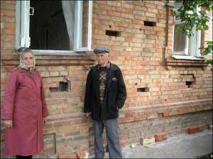 Николай Ткаченко с женой Евгенией возле собственного дома в Сумах. Пенсионеры пробивали в стенах дыры, самостоятельно пытались вытянуть ядовитую пену