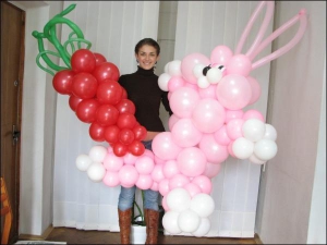 Власниця фірми ”Фабрика свята” Оксана Притулюк показує клієнтам іграшки з кульок