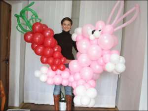 Владелица фирмы ”Фабрика праздника” Оксана Притулюк показывает клиентам игрушки из шариков