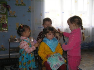 Садик при школе в селе Лукашевка Литинского района. Его открыли 12 марта  этого года. В группе 21 ребенок в возрасте от 3 до 6 лет. Воспитатель занимается с учениками по очереди