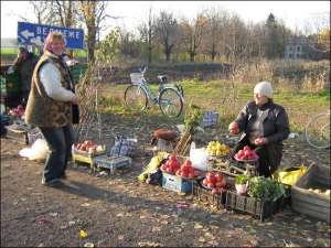 Ніна Місецька (праворуч) продає яблука чотирьох сортів. її колеги назватися відмовилися