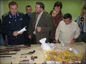 Генерал-лейтенант міліції Віталій Максимов показує вилучені в грабіжників золото, зброю та інструменти