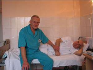 Геннадий Щербина (лежит) выздоравливает после операции на артериях ног. Его лечит завотделением хирургии сосудов Института хирургии и трансплантологии Павел Никульников