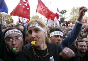 Минулої п’ятниці перед приміщенням парламенту в Тбілісі відбулася найбільша акція протесту з часів мирної революції чотири роки тому. Опозиціонери мали стрічки з написами ”Я не боюсь”