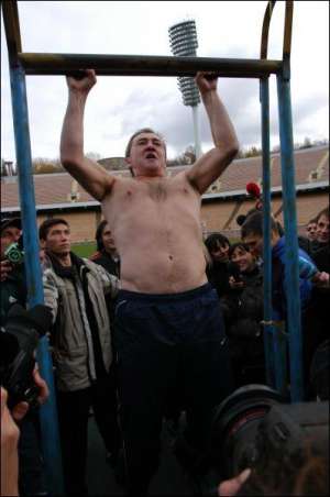 В субботу в полдень на главном киевском стадионе было ветряно, +5°С. Черновецкий демонстрировал свою физическую форму с обнаженным торсом минут пять
